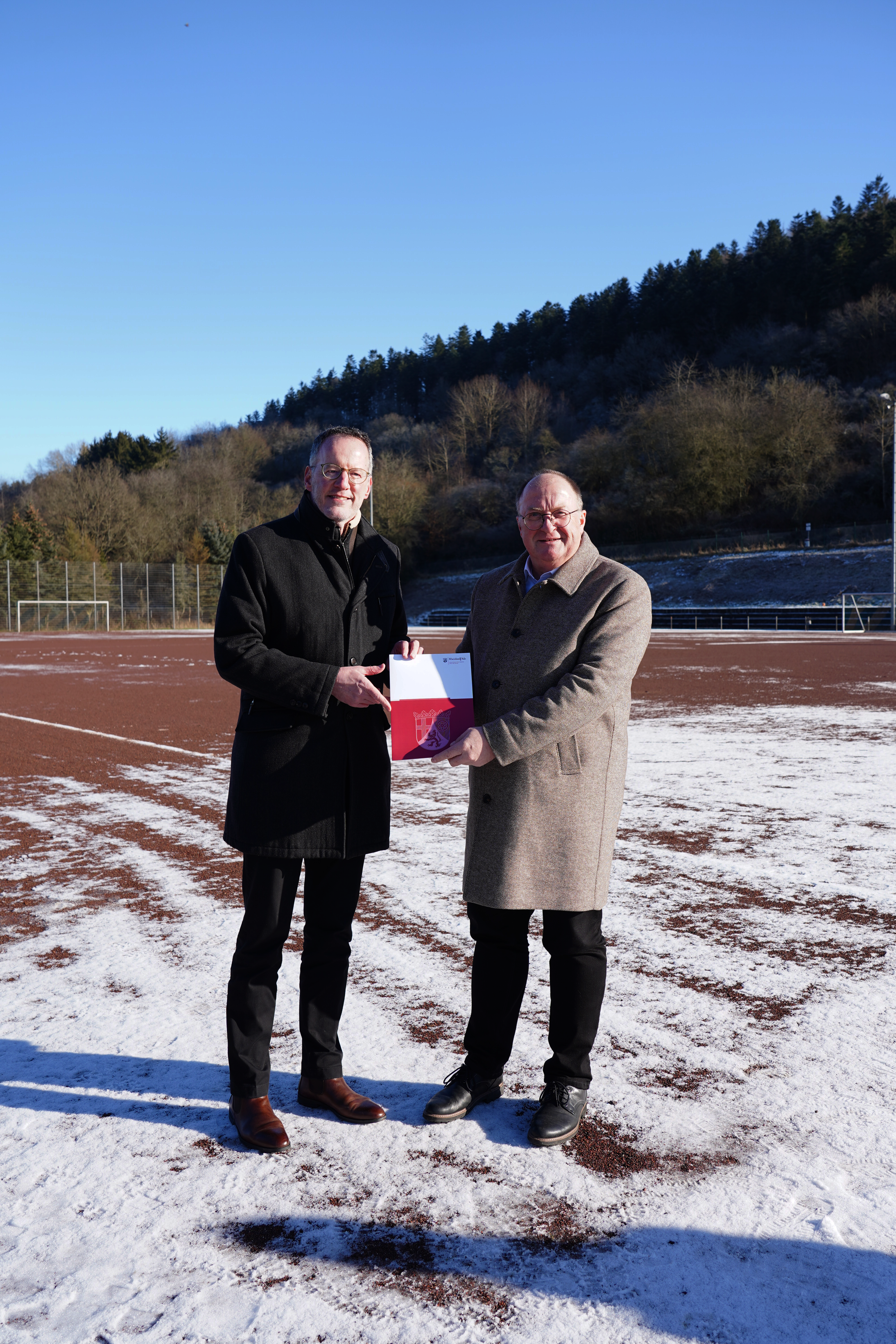 Innenminister Michael Ebling bei der Bescheidübergabe an den Bürgermeister der Verbandsgemeinde Adenau (Landkreis Ahrweiler), Guido Nisius.