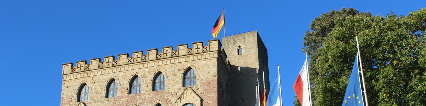 Hambacher Schloss mit Fahnen im Vordergrund