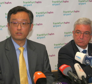 Dr. Yu Tao Chou und Innenminister Roger Lewentz bei der Pressekonferenz zum Verkauf des Flughafens