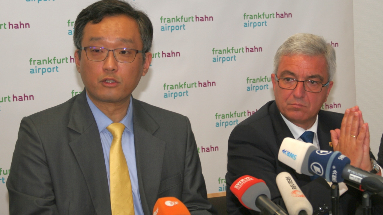 Dr. Yu Tao Chou und Innenminister Roger Lewentz bei der Pressekonferenz zum Verkauf des Flughafens