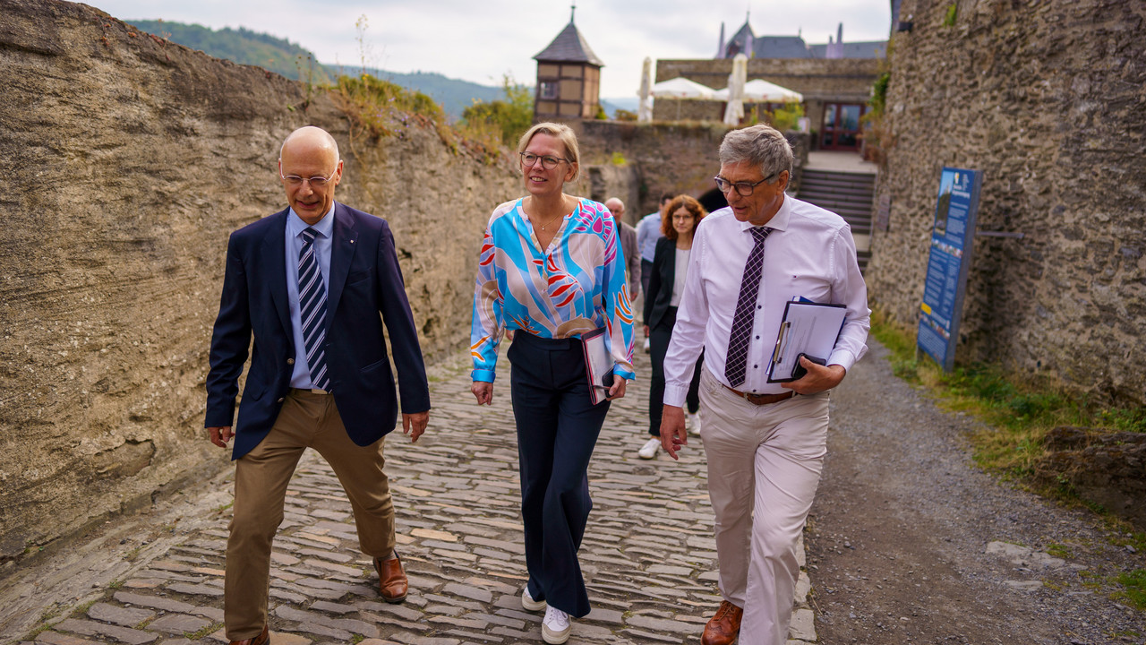 Staatssekretärin Simone Schneider besucht die Marksburg in Braubach.