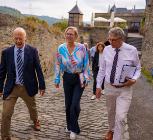 Staatssekretärin Simone Schneider besucht die Marksburg in Braubach.