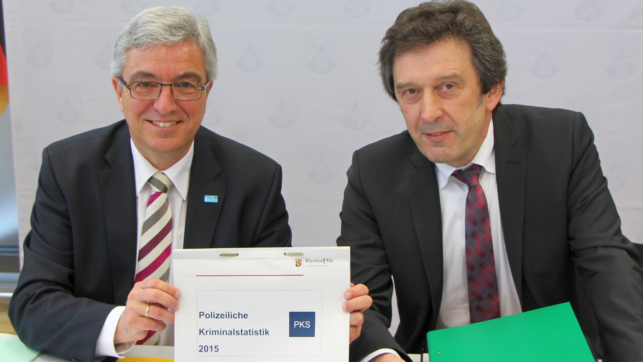 Innenminister Roger Lewentz bei der Vorstellung der PKS 2015 mit dem Leiter des Landeskriminalamtes Johannes Kunz.