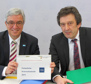Innenminister Roger Lewentz bei der Vorstellung der PKS 2015 mit dem Leiter des Landeskriminalamtes Johannes Kunz.