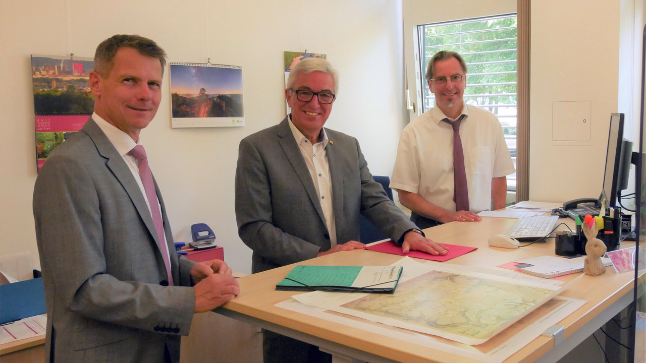 Innenminister Lewentz beim Start des historischen Luftbilder-Dienstes mit dem Präsidenten des LVermGeo, Dr. Jörg Kurpjuhn (links) und Abteilungsleiter Dr. Dierk Deußen (rechts).