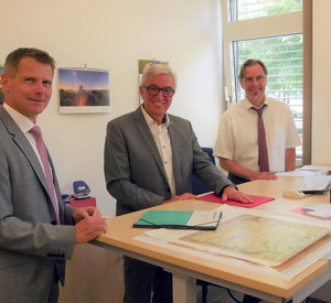 Innenminister Lewentz beim Start des historischen Luftbilder-Dienstes mit dem Präsidenten des LVermGeo, Dr. Jörg Kurpjuhn (links) und Abteilungsleiter Dr. Dierk Deußen (rechts).
