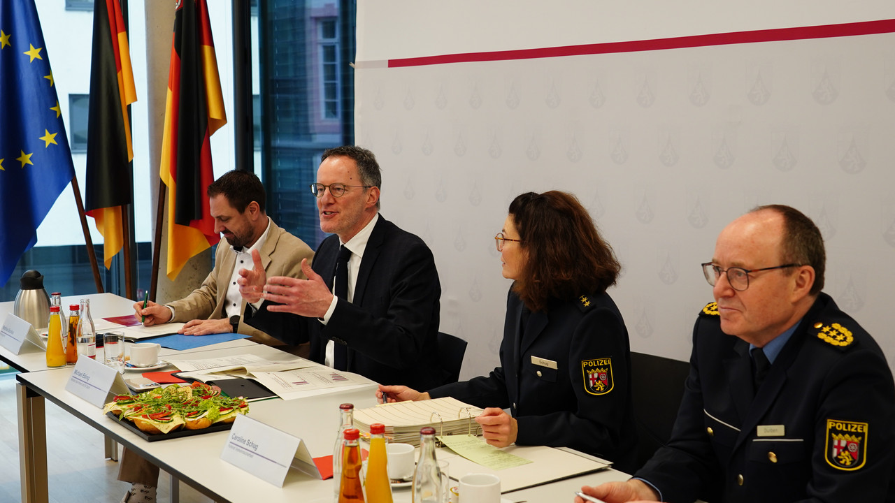 Innenminister Michael Ebling (2. v. l.), Caroline Schug (2. v. r.) aus dem Ministeriumsreferat für Verkehrssicherheit und der Inspekteur der Polizei, Friedel Durben (1. v. r.), stellen die Verkehrsunfallbilanz für das Jahr 2024 vor.