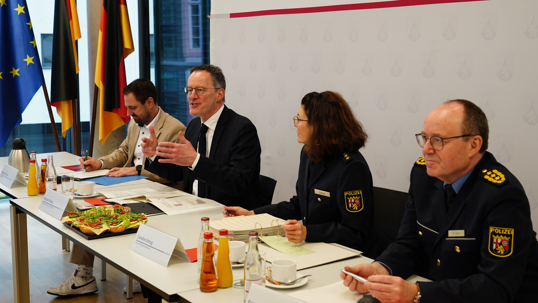 Innenminister Michael Ebling (2. v. l.), Caroline Schug (2. v. r.) aus dem Ministeriumsreferat für Verkehrssicherheit und der Inspekteur der Polizei, Friedel Durben (1. v. r.), stellen die Verkehrsunfallbilanz für das Jahr 2024 vor.