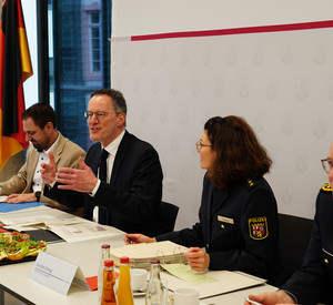 Innenminister Michael Ebling (2. v. l.), Caroline Schug (2. v. r.) aus dem Ministeriumsreferat für Verkehrssicherheit und der Inspekteur der Polizei, Friedel Durben (1. v. r.), stellen die Verkehrsunfallbilanz für das Jahr 2024 vor.