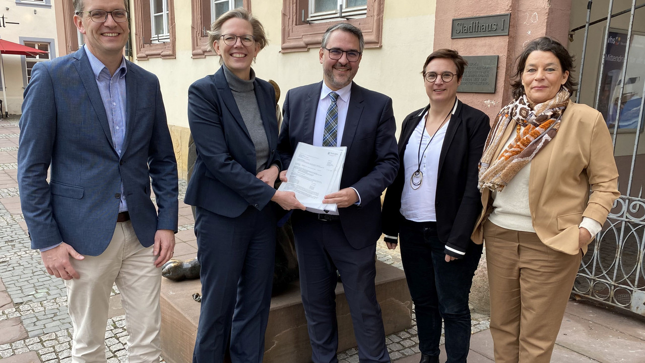 Staatssekretärin Simone Schneider (2.v.l.) mit Oberbürgermeister Marc Weigel (3.v.l.) und Vertreterinnen und Vertretern der Stadt Neustadt bei der Förderbescheidübergabe