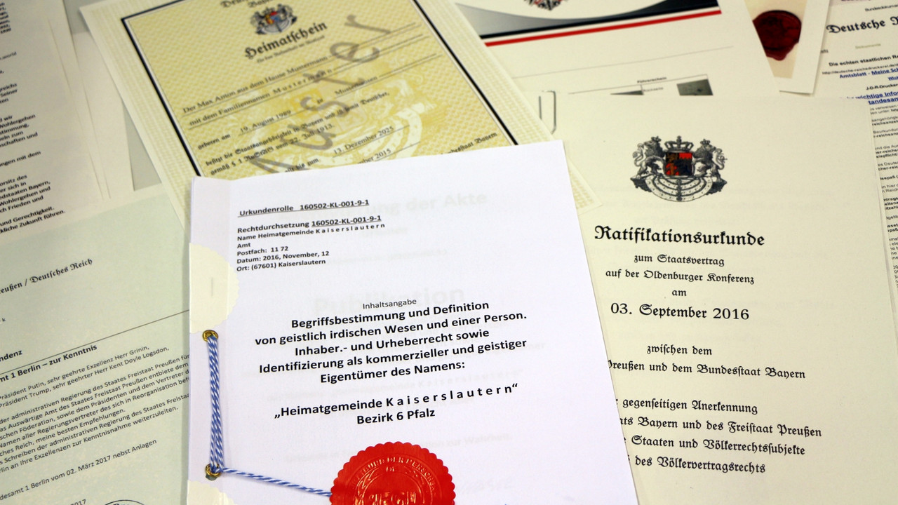 Unterschiedliche Vorlagen für Dokumente und Urkunden sogenannter Reichsbürger