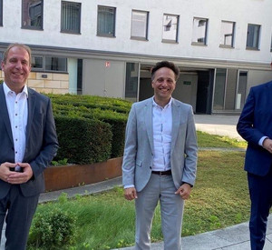 Randolf Stich (Rheinland-Pfalz), Ammar Alkassar (Saarland) und Patrick Burghardt (Hessen) im Innenhof des Mainzer Innenministeriums