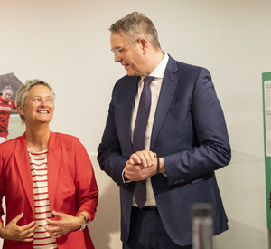 Staatssekretärin Simone Schneider (l.) mit Ministerpräsident Alexander Schweitzer (2.v.r.), der Oberbürgermeisterin von Kaiserslautern, Beate Kimmel (2.v.l.), und dem Geschäftsführer des 1. FC Kaiserslautern, Thomas Hengen (r.) bei der Eröffnung.