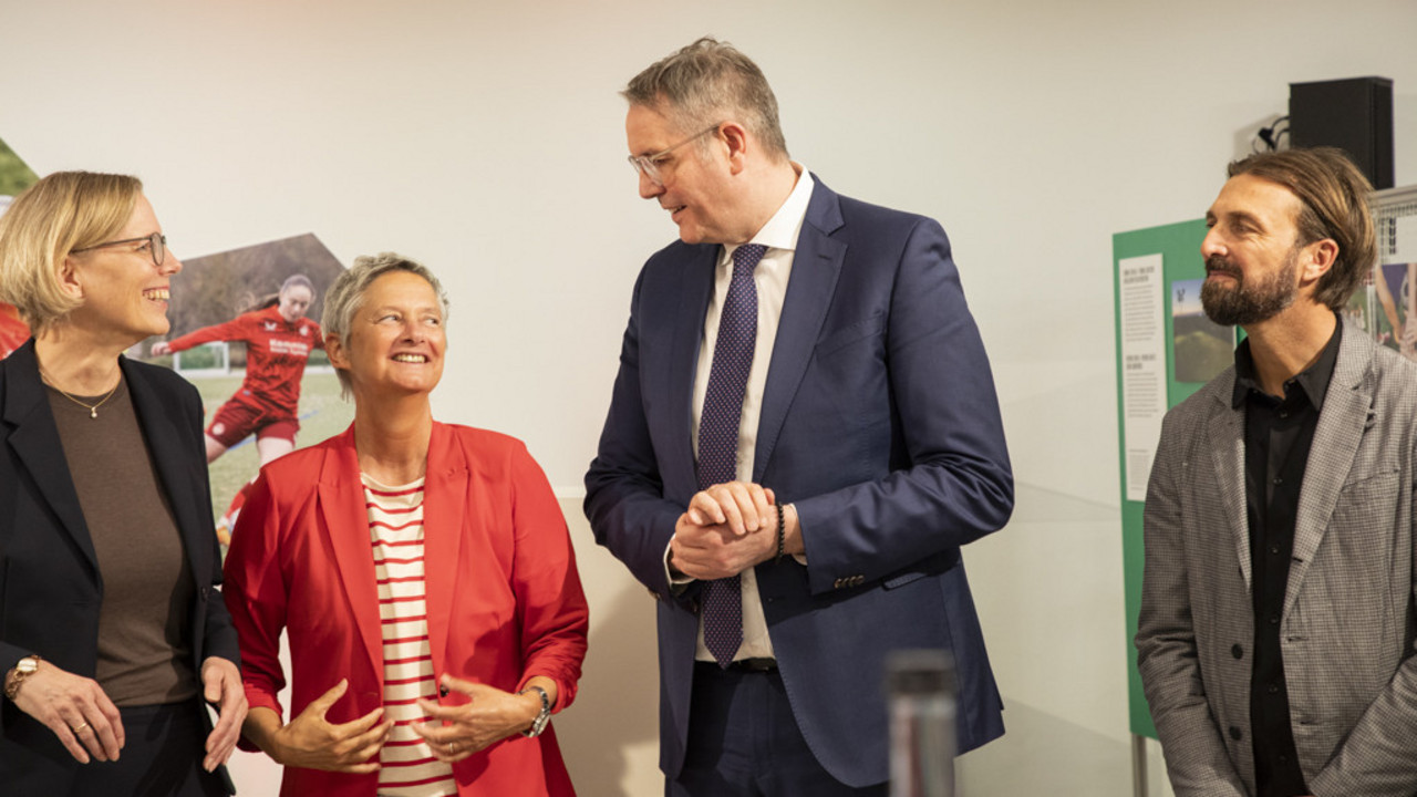 Staatssekretärin Simone Schneider (l.) mit Ministerpräsident Alexander Schweitzer (2.v.r.), der Oberbürgermeisterin von Kaiserslautern, Beate Kimmel (2.v.l.), und dem Geschäftsführer des 1. FC Kaiserslautern, Thomas Hengen (r.) bei der Eröffnung.