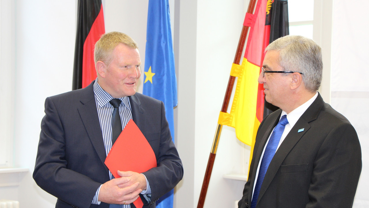 „Digitale Dörfer“ Bernd Brato (VG Betzdorf) nimmt Förderbescheid von Innenminister Roger Lewentz entgegen