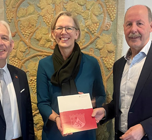 Staatssekretärin Simone Schneider (M.) bei der Bescheidübergabe mit dem Bürgermeister der Ortsgemeinde Neumagen-Dhron, Dieter Heintz (r.), und dem Bürgermeister der Verbandsgemeinde Bernkastel-Kues, Leo Wächter (l.).