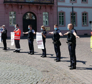 Menschen mit Maske und Abstand