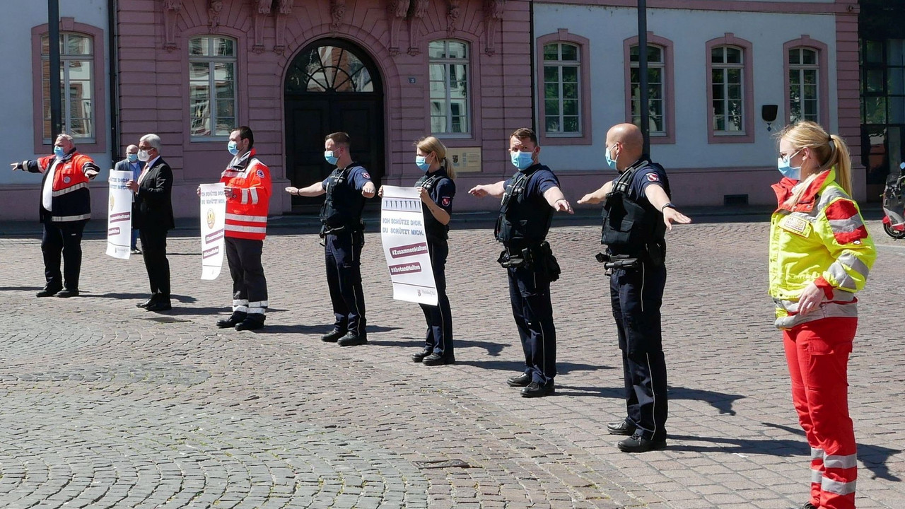 Menschen mit Maske und Abstand