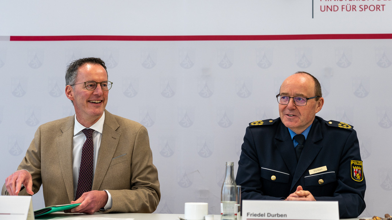 Innenminister Michael Ebling und der Inspekteur der Polizei Rheinland-Pfalz, Friedel Durben, bei der Vorstellung der Verkehrsunfallbilanz 2023.