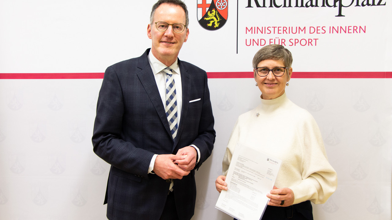 Innenminister Michael Ebling bei der Übergabe des Förderbescheides an Bürgermeisterin Silke Rautenberg (r.).