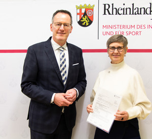 Innenminister Michael Ebling bei der Übergabe des Förderbescheides an Bürgermeisterin Silke Rautenberg (r.).