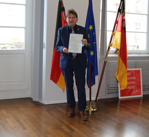 Innenminister Roger Lewentz bei der Bescheidübergabe an Landrat Heiko Sippel und die Leiterin der Abteilung Bauen und Umwelt in der Kreisverwaltung, Jana Hempel