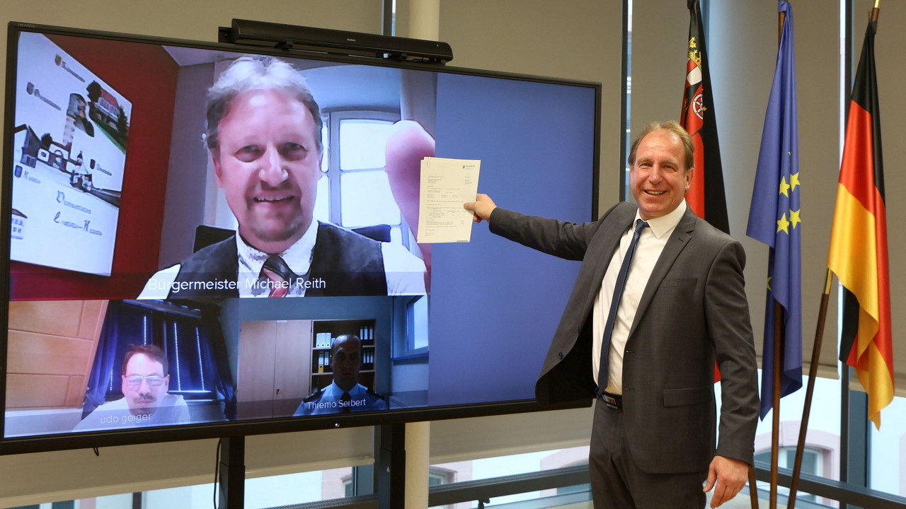 Innenstaatssekretär Randolf Stich überreichte den Bescheid virtuell an Bürgermeister Michael Reith Innenstaatssekretär Randolf Stich überreichte den Bescheid virtuell an Bürgermeister Michael Reith