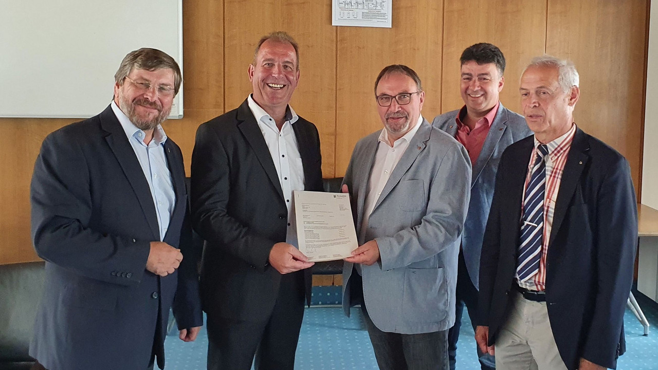 Erster Kreisbeigeordneter Jürgen Conrad, Staatssekretär Randolf Stich, Landrat Otto Rubly, Kreisbeigeordneter Helge Schwab und VG-Bürgermeister Dr. Stefan Spitzer bei der Übergabe des Förderbescheids.