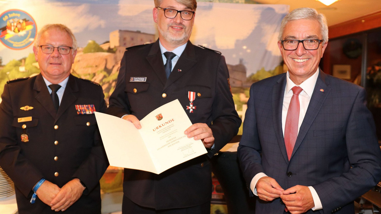 Innenminister Roger Lewentz hat den Präsidenten des Landesfeuerwehrverbands, Frank Hachemer, mit dem silbernen Feuerwehr-Ehrenzeichen am Bande geehrt