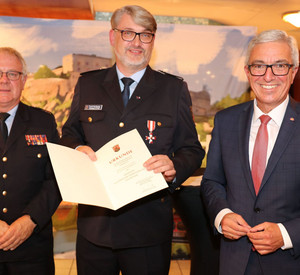 Innenminister Roger Lewentz hat den Präsidenten des Landesfeuerwehrverbands, Frank Hachemer, mit dem silbernen Feuerwehr-Ehrenzeichen am Bande geehrt