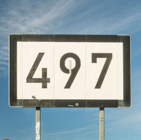Eine Anzeigetafel am Winterhafen in Mainz zeigt die Zahl 497
