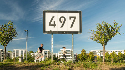 Eine Anzeigetafel am Winterhafen in Mainz zeigt die Zahl 497