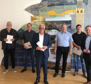 Donald Thomas (Ortsbürgermeister Dörscheid), Daniel Eschenauer (Erster Beigeordneter Prath), Innenminister Roger Lewentz, Mathias Schaefer (Ortsbürgermeister Dachsenhausen), Stefan Siering (Mitarbeiter der Verbandsgemeindeverwaltung Loreley) und Mike Weiland (Bürgermeister der Verbandsgemeinde Loreley) bei der Übergabe der Bescheide.