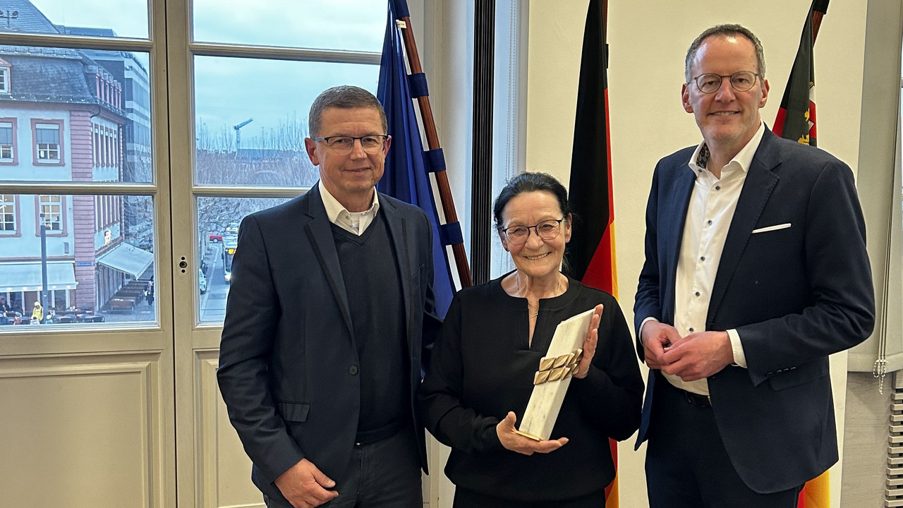 Sportminister Michael Ebling überreicht den Sport-Obelisken an Ruth-Eva Fleischmann 