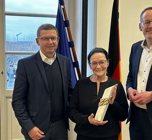 Sportminister Michael Ebling überreicht den Sport-Obelisken an Ruth-Eva Fleischmann 