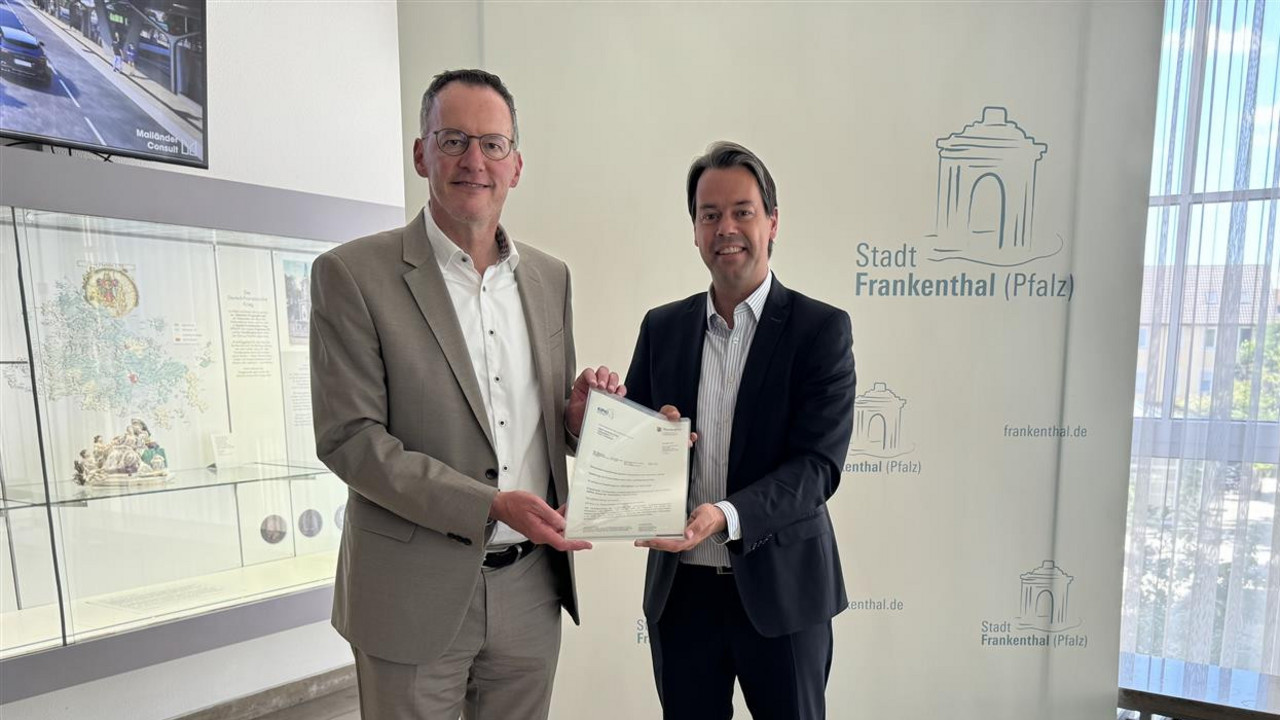 Innenminister Michael Ebling und Oberbürgermeister Dr. Nicolas Meyer bei der Bescheidübergabe.
