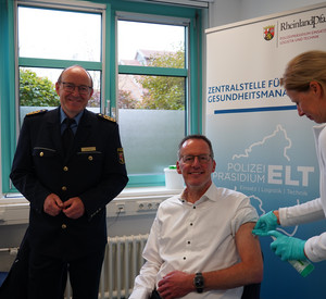 Innenminister Michael Ebling lässt sich gemeinsam mit dem Inspekteur der Polizei Rheinland-Pfalz, Friedel Durben, gegen Grippe impfen.