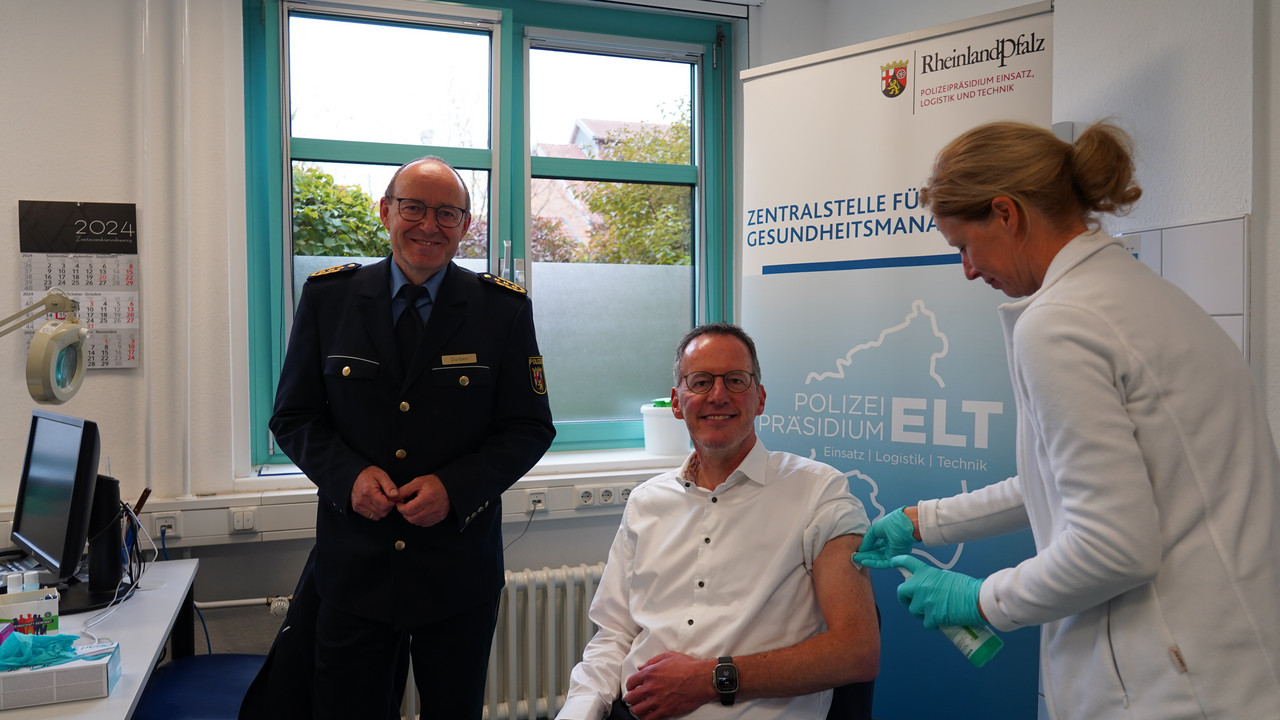 Innenminister Michael Ebling lässt sich gemeinsam mit dem Inspekteur der Polizei Rheinland-Pfalz, Friedel Durben, gegen Grippe impfen.