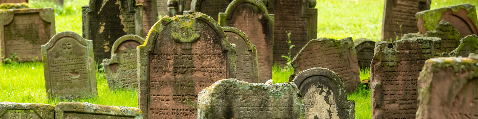 Grabsteine auf dem jüdischen Friedhof in Worms