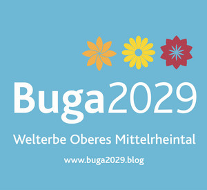 Logo Bundesgartenschau 2029 im Mittelrheintal, weißer Schriftzug auf hellblauem Hintergrund. Oberhalb des Schriftzuges sind drei Blumen abgebildet