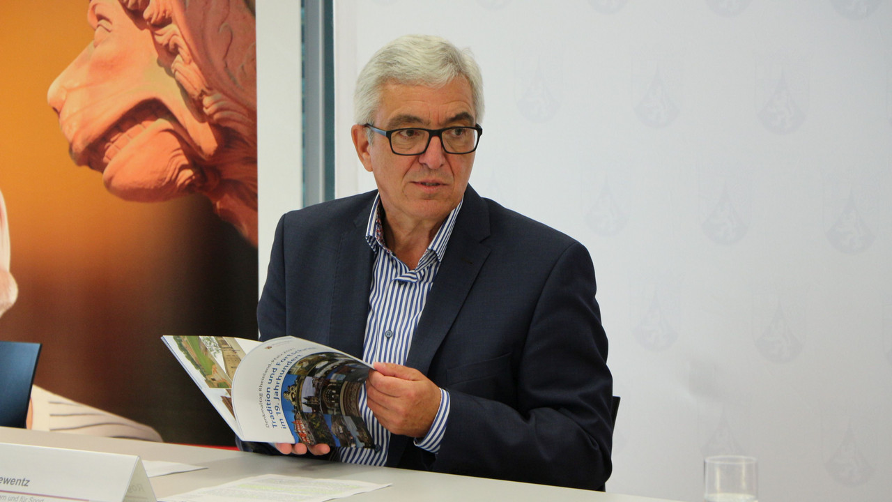 Minister Lewentz stellt die Broschüre der GDKE zum Denkmaltag 2021 vor