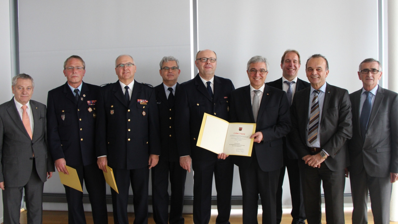 Innenminister Roger Lewentz und Staatssekretär Randolf Stich bei der Verleihung des Goldenen Feuerwehr-Ehrenzeichens als Steckkreuz an die ehemaligen Kreisfeuerwehrinspekteure Harald Kemptner, Berthold Simon und Hans-Werner Thomas aus Cochem.