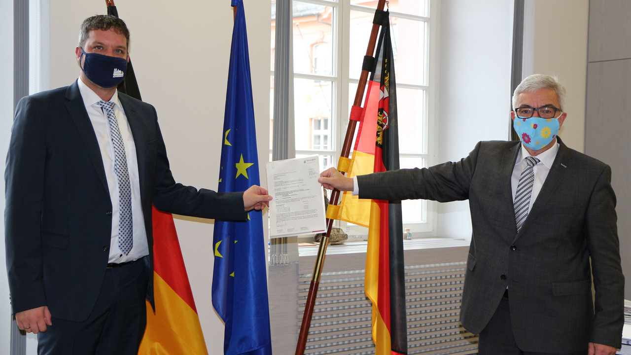 Minister übergibt Förderbescheid an Bürgermeister Ludwig