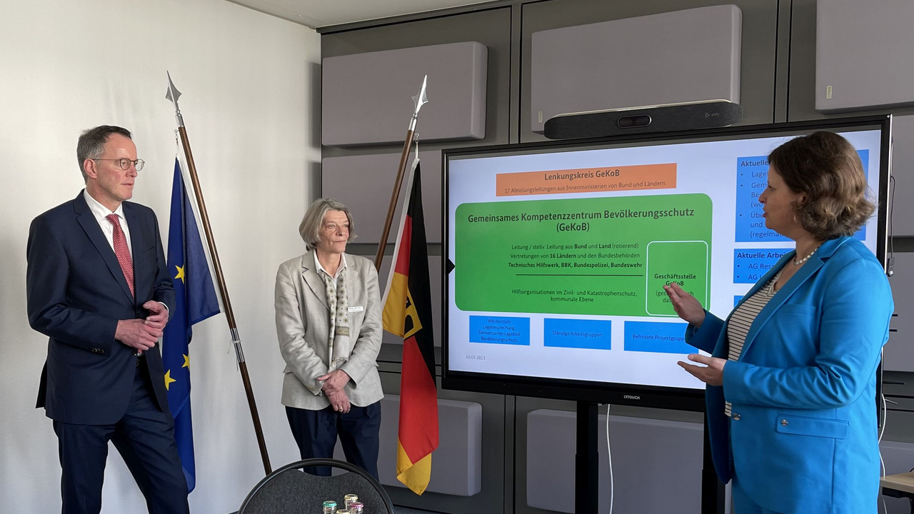 Innenminister Michael Ebling und Juliane Seifert (r.), Staatssekretärin im Bundesinnenministerium, bei ihrem Besuch im GeKoB.