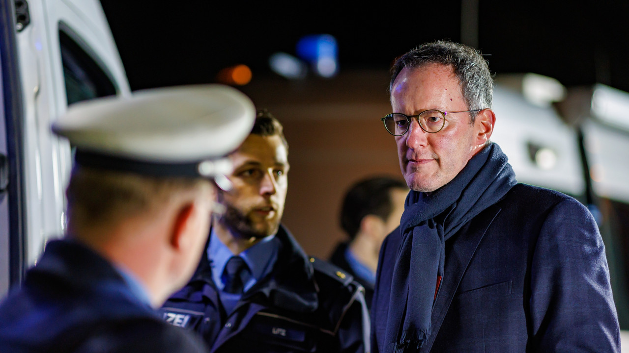Innenminister Michael Ebling bei einer Großkontrolle zur Bekämpfung von Geldautomaten-Sprengungen im Gespräch mit zwei Polizisten.