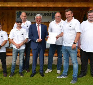 Innenminister Roger Lewentz überreicht das Schreiben an Andreas Bleith, 1. Vorsitzender SV Braubach, und das Vorstandsteam