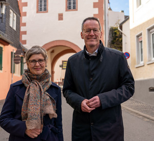 Minister Michael Ebling und Stadtbürgermeisterin Silke Rautenberg vor dem historischen Gautor.
