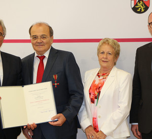 Minister überreicht eine Urkunde an Herrn Schröter.