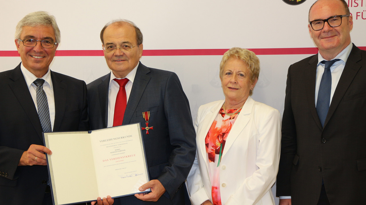 Minister überreicht eine Urkunde an Herrn Schröter.