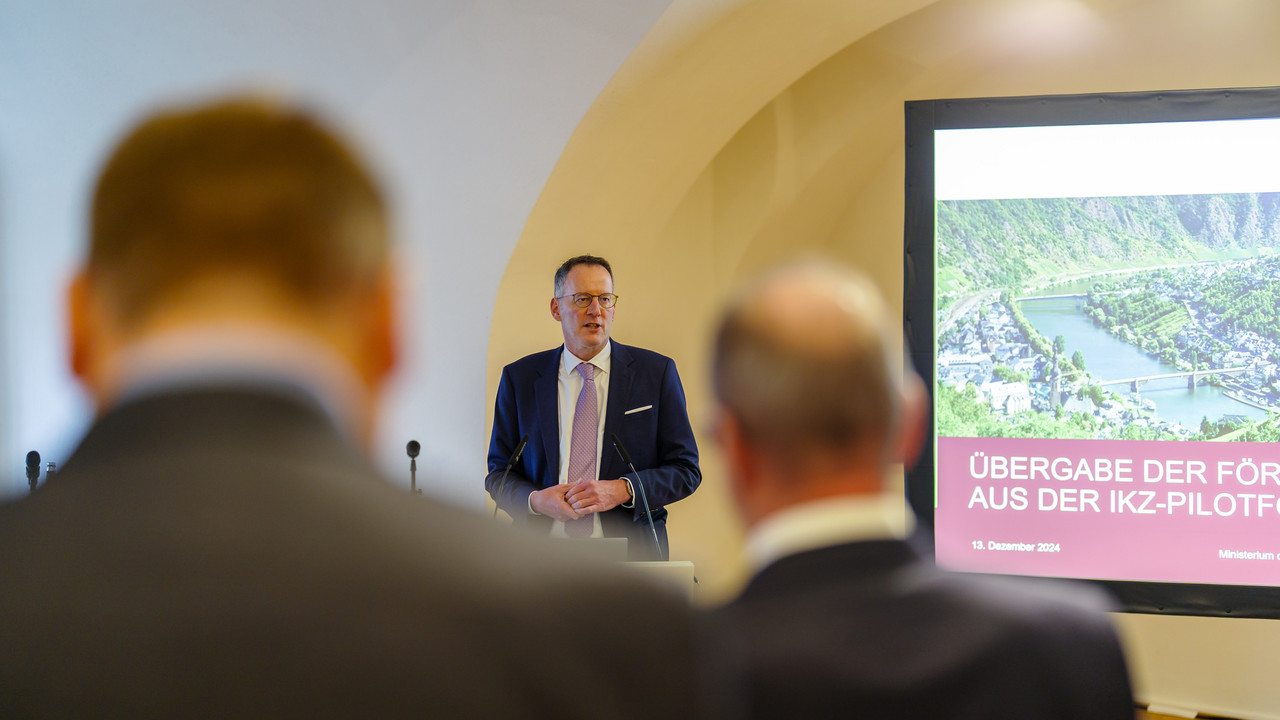 Innenminister Michael Ebling bei der Bescheidübergabe im Rahmen der IKZ-Pilotförderung.